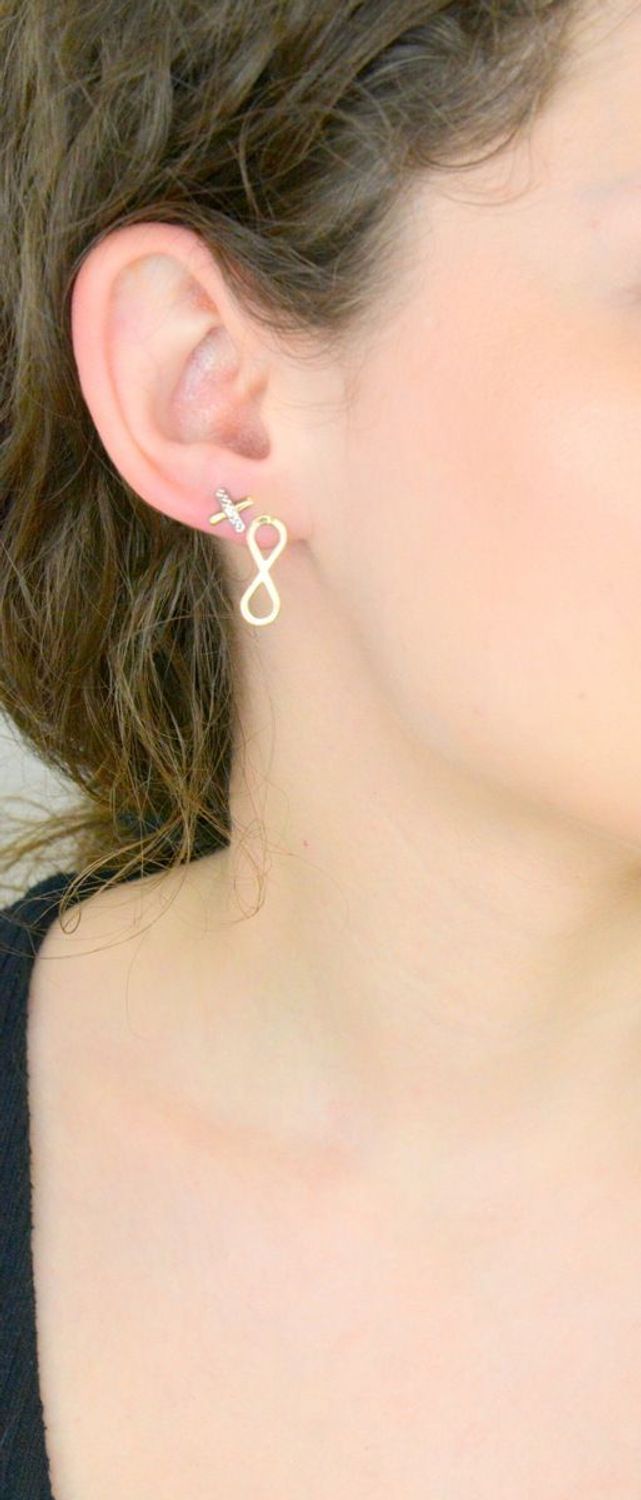 Złote kolczyki damskie na sztyft ze znakiem nieskończoności - złoto próby 333.jpg