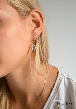 Złote kolczyki wiszące 333 łezki z cyrkonią kształtem przypominające łezki, które zostały dodatkowo ozdobione cyrkonią. Złote kolczyki zapinane na zapięcie angielskie.  (2).JPG