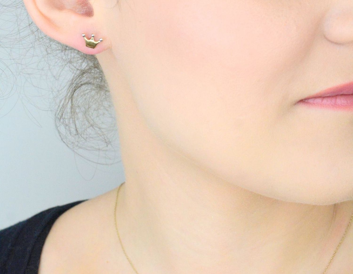 Kolczyki damskie złota korona 585 z białym złotem KLC-000000-548-585 Złote kolczyki zostały wykonane z najwyższej jakości złota próby 585. Złote kolczyki w kształcie korony. 11.jpg