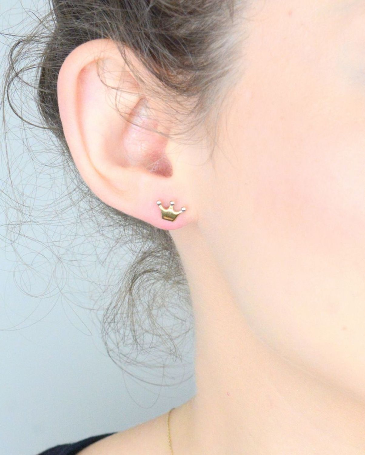 Kolczyki damskie złota korona 585 z białym złotem KLC-000000-548-585 Złote kolczyki zostały wykonane z najwyższej jakości złota próby 585. Złote kolczyki w kształcie korony. 11.jpg