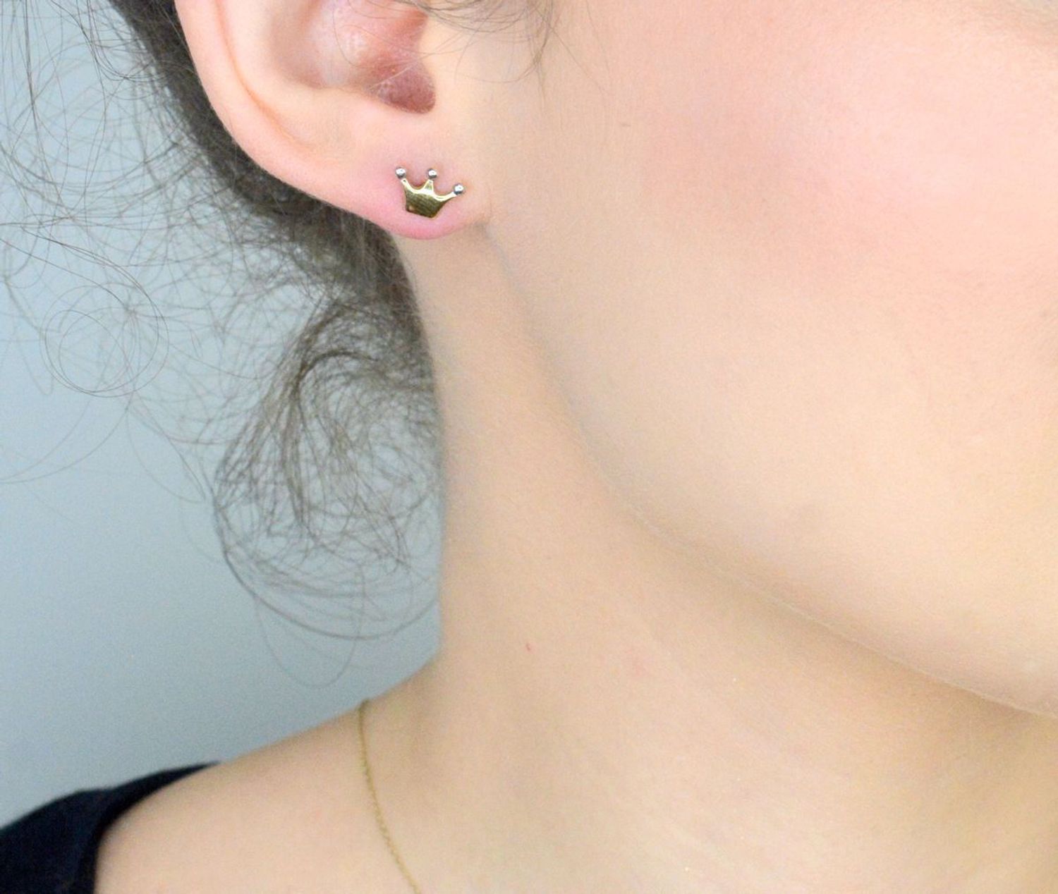 Kolczyki damskie złota korona 585 z białym złotem KLC-000000-548-585 Złote kolczyki zostały wykonane z najwyższej jakości złota próby 585. Złote kolczyki w kształcie korony. 11.jpg