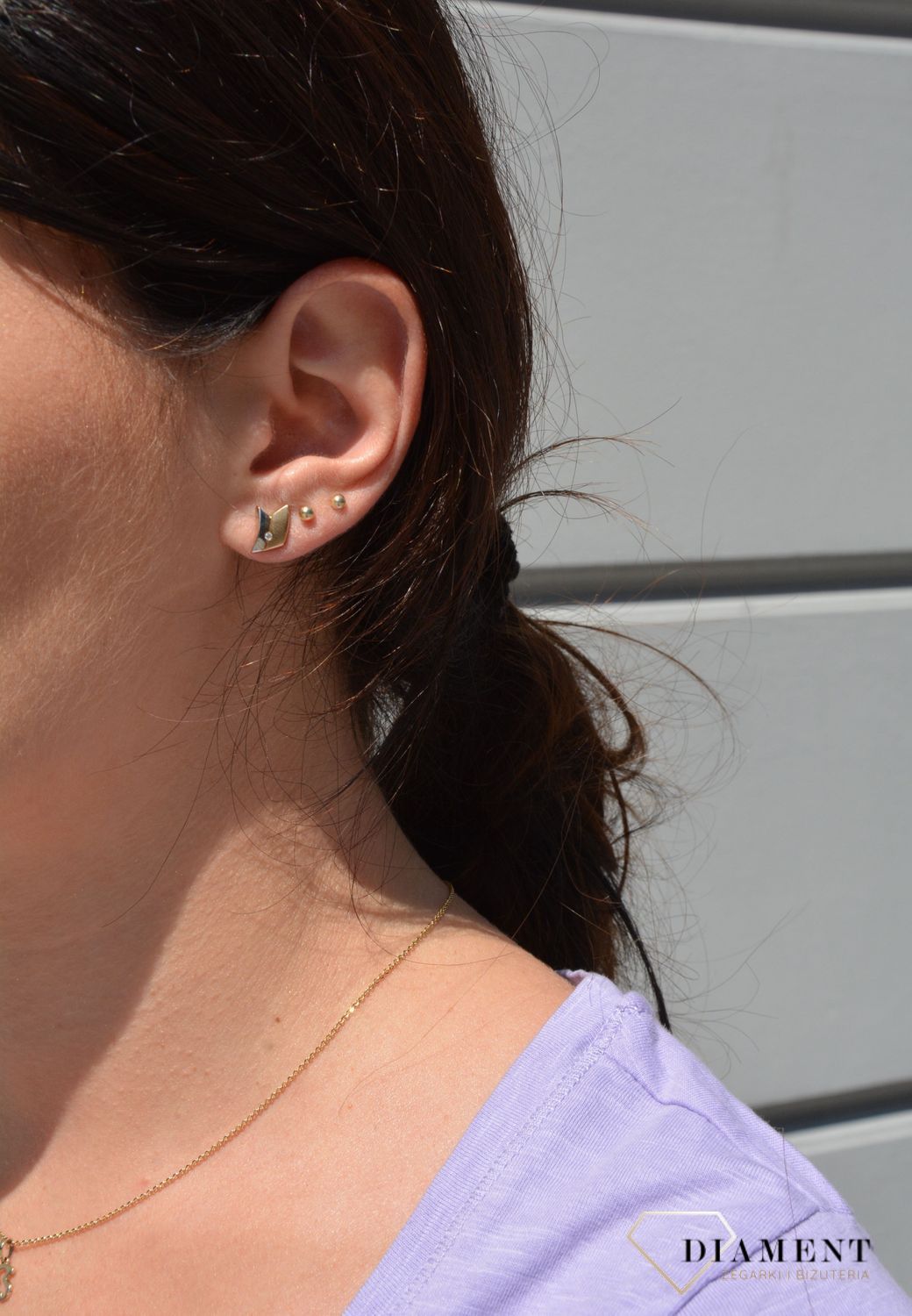 Złote kolczyki 333 o nietypowym kształcie z cyrkonią.jpg