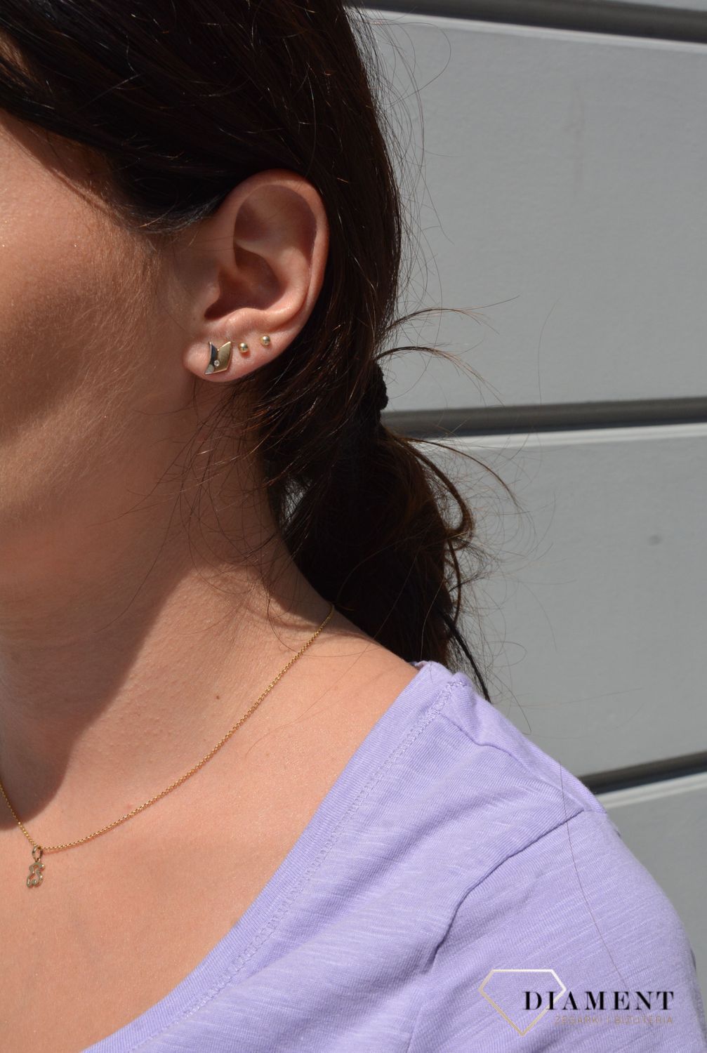 Złote kolczyki 333 o nietypowym kształcie z cyrkonią.jpg