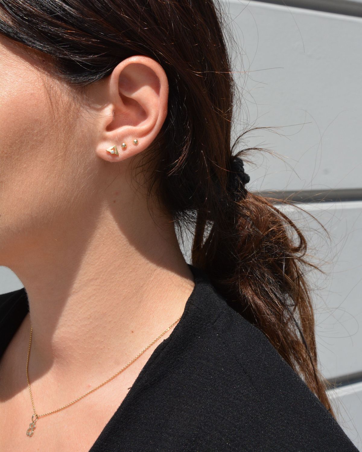 Złote kolczyki trójkąt z cyrkonią.jpg