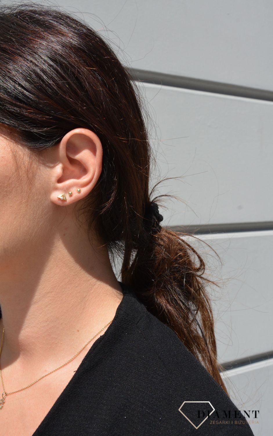 Złote kolczyki trójkąt z cyrkonią.jpg