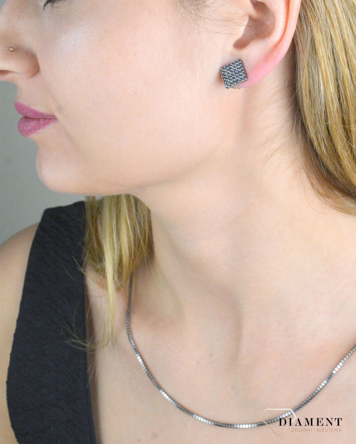 Klipsy kwadratowe z Kryształkami Swarovski Silver Night KLFMK6SN. Klipsy srebrne damskie. Klipsy srebrne Swarovski. Klipsy z kryształkami Swarovskiego. Klipsy srebrne kwadraty. Klipsy kwadraty Spark. Klipsy idealne na prezen.jpg