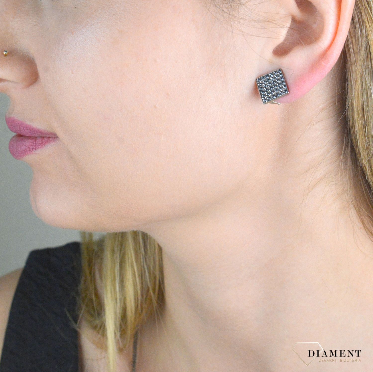 Klipsy kwadratowe z Kryształkami Swarovski Silver Night KLFMK6SN. Klipsy srebrne damskie. Klipsy srebrne Swarovski. Klipsy z kryształkami Swarovskiego. Klipsy srebrne kwadraty. Klipsy kwadraty Spark. Klipsy idealne na prezen.jpg