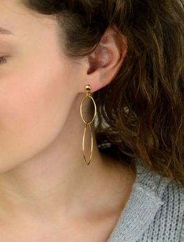 Długie kolczyki damskie KM20208Z ze srebra próby 925, pozłacane, owalne dwa kółka. Długość 6,5 cm, szerokość 2,2 cm, lekkie i eleganckie – idealne do codziennych i wieczorowych stylizacji (1).JPG
