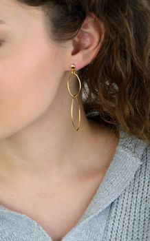 Długie kolczyki damskie KM20208Z ze srebra próby 925, pozłacane, owalne dwa kółka. Długość 6,5 cm, szerokość 2,2 cm, lekkie i eleganckie – idealne do codziennych i wieczorowych stylizacji (2).JPG