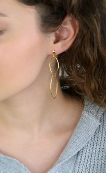 Długie kolczyki damskie KM20208Z ze srebra próby 925, pozłacane, owalne dwa kółka. Długość 6,5 cm, szerokość 2,2 cm, lekkie i eleganckie – idealne do codziennych i wieczorowych stylizacji (3).JPG