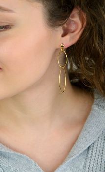 Długie kolczyki damskie KM20208Z ze srebra próby 925, pozłacane, owalne dwa kółka. Długość 6,5 cm, szerokość 2,2 cm, lekkie i eleganckie – idealne do codziennych i wieczorowych stylizacji (4).JPG