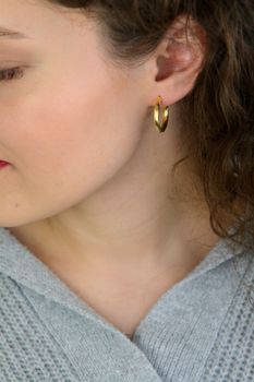 Kolczyki damskie KM2738115Z ze srebra próby 925 pozłacane, w kształcie skręconych kół. Długość 2 cm, szerokość 3 mm, zapięcie kreol. Stylowa i elegancka biżuteria dla kobiet (1).JPG