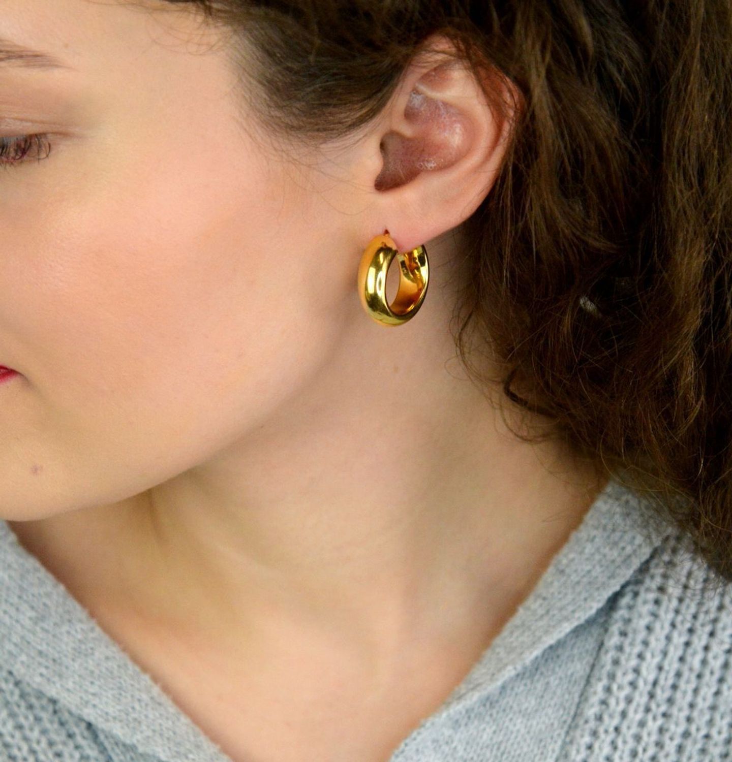 Kolczyki damskie KM2788615Z ze srebra próby 925, pozłacane, w szerokim kształcie koła. Szerokość 7 mm, długość 2,3 cm, zapięcie kreol zatrzaskowe – elegancka biżuteria na każdą okazję.1.jpg