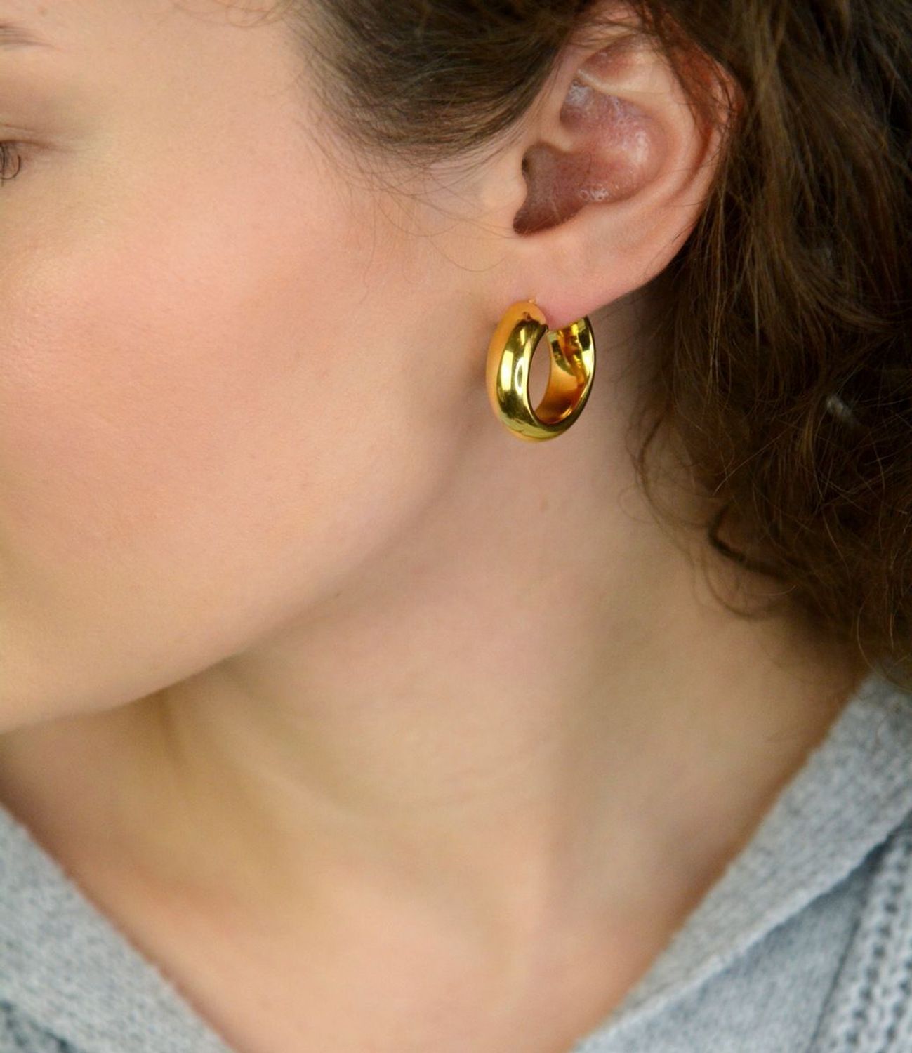 Kolczyki damskie KM2788615Z ze srebra próby 925, pozłacane, w szerokim kształcie koła. Szerokość 7 mm, długość 2,3 cm, zapięcie kreol zatrzaskowe – elegancka biżuteria na każdą okazję.1.jpg