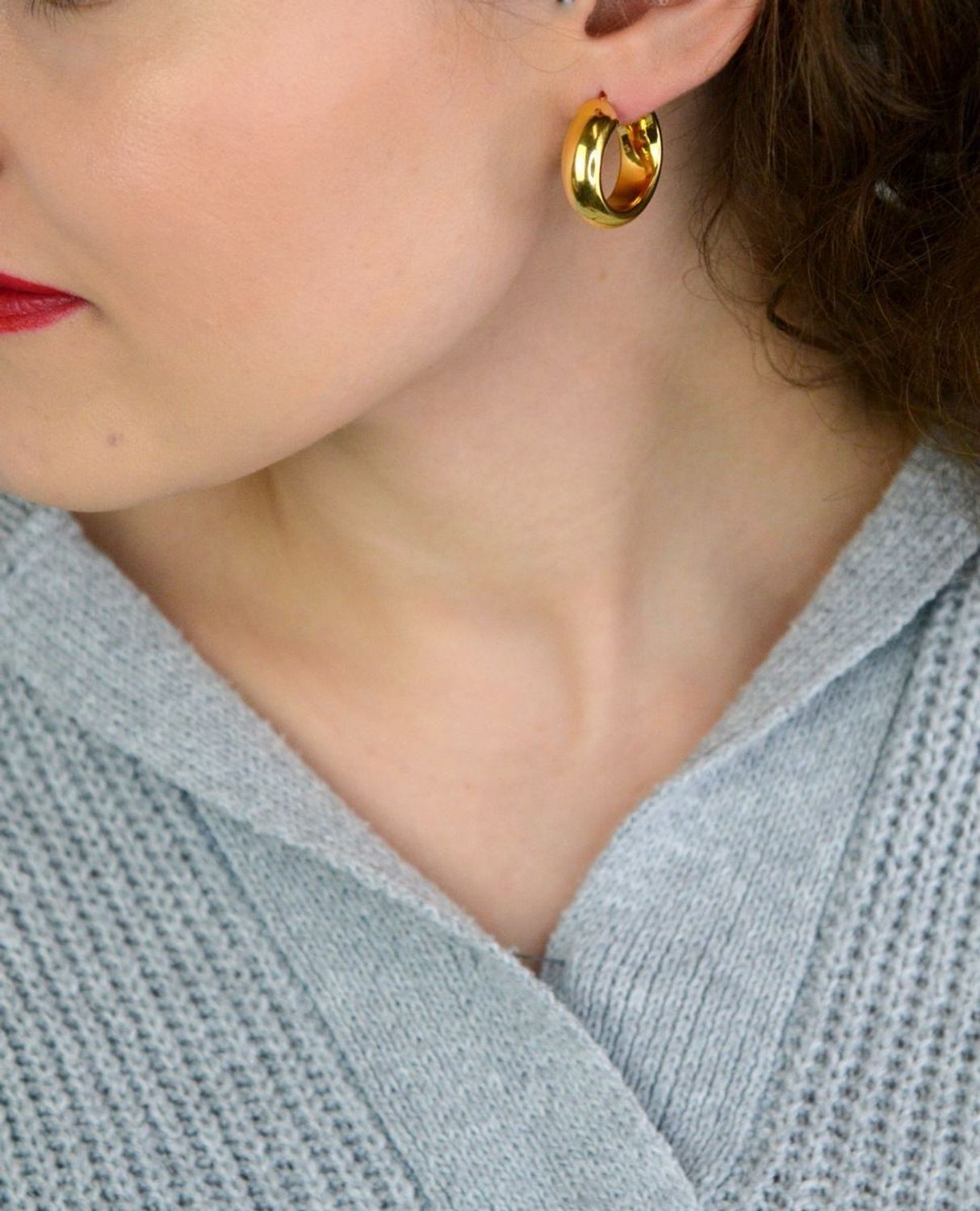 Kolczyki damskie KM2788615Z ze srebra próby 925, pozłacane, w szerokim kształcie koła. Szerokość 7 mm, długość 2,3 cm, zapięcie kreol zatrzaskowe – elegancka biżuteria na każdą okazję.1.jpg