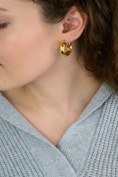 Kolczyki damskie KM2788615Z ze srebra próby 925, pozłacane, w szerokim kształcie koła. Szerokość 7 mm, długość 2,3 cm, zapięcie kreol zatrzaskowe – elegancka biżuteria na każdą okazję (1).JPG