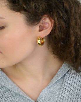 Kolczyki damskie KM2788615Z ze srebra próby 925, pozłacane, w szerokim kształcie koła. Szerokość 7 mm, długość 2,3 cm, zapięcie kreol zatrzaskowe – elegancka biżuteria na każdą okazję (2).JPG