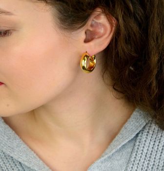 Kolczyki damskie KM2788615Z ze srebra próby 925, pozłacane, w szerokim kształcie koła. Szerokość 7 mm, długość 2,3 cm, zapięcie kreol zatrzaskowe – elegancka biżuteria na każdą okazję (3).JPG