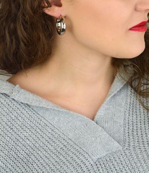 Kolczyki damskie KM2788620 ze srebra próby 925 w klasycznym, gładkim kształcie koła. Szerokość 8 mm, długość 2,7 cm, wygodne zapięcie kreol – elegancka biżuteria na każdą okazję (1).JPG