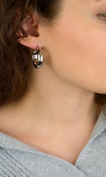 Kolczyki damskie KM2788620 ze srebra próby 925 w klasycznym, gładkim kształcie koła. Szerokość 8 mm, długość 2,7 cm, wygodne zapięcie kreol – elegancka biżuteria na każdą okazję (2).JPG