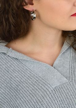 Kolczyki damskie KM2788620 ze srebra próby 925 w klasycznym, gładkim kształcie koła. Szerokość 8 mm, długość 2,7 cm, wygodne zapięcie kreol – elegancka biżuteria na każdą okazję (4).JPG