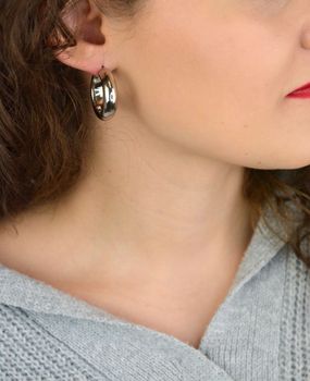 Kolczyki damskie KM2788620 ze srebra próby 925 w klasycznym, gładkim kształcie koła. Szerokość 8 mm, długość 2,7 cm, wygodne zapięcie kreol – elegancka biżuteria na każdą okazję (5).JPG