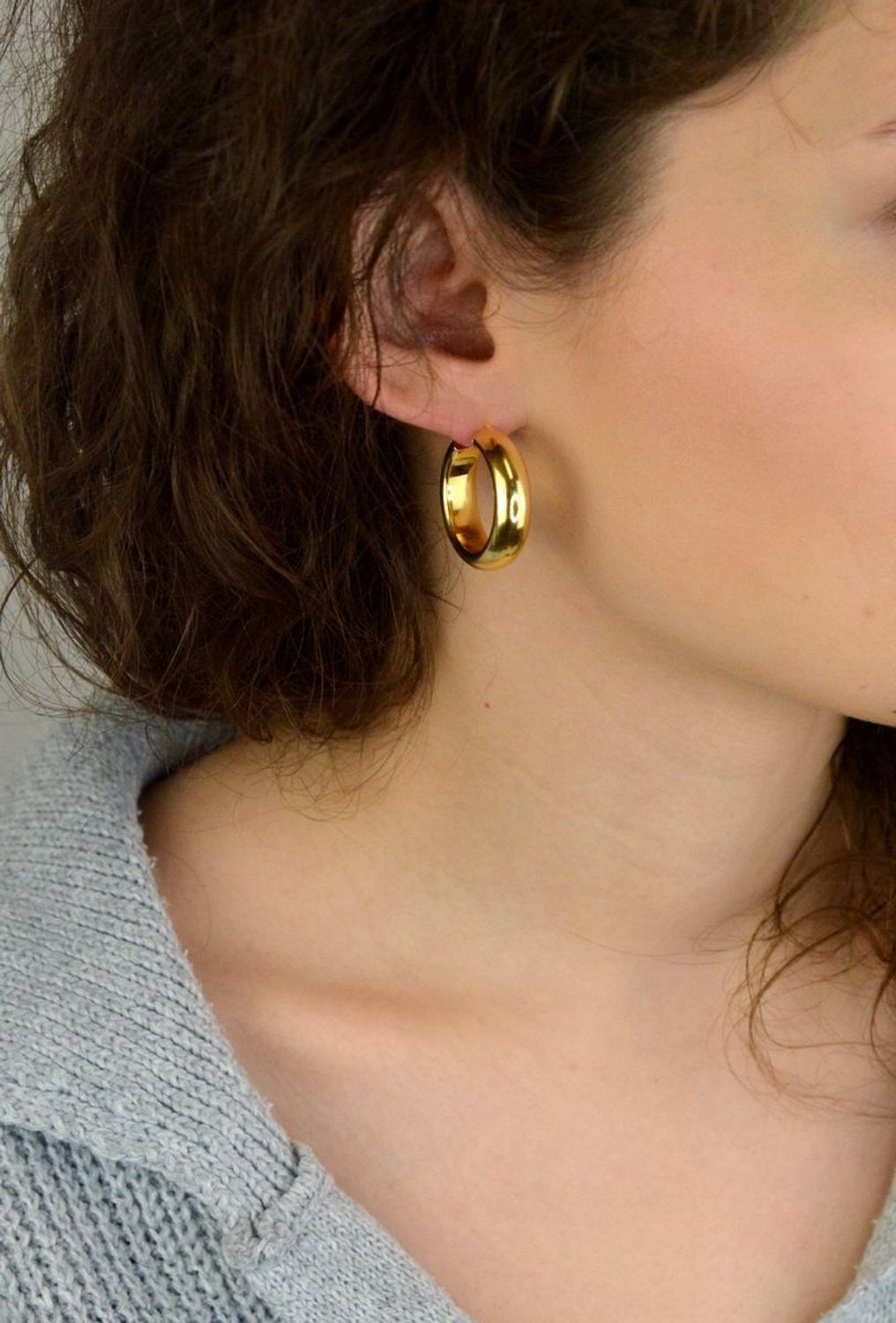 Kolczyki damskie KM2788620Z ze srebra próby 925, pozłacane, w klasycznym kształcie kół. Długość 2,8 cm, szerokość 8 mm, zapięcie na kreol – elegancka i wyrazista biżuteria.1.jpg