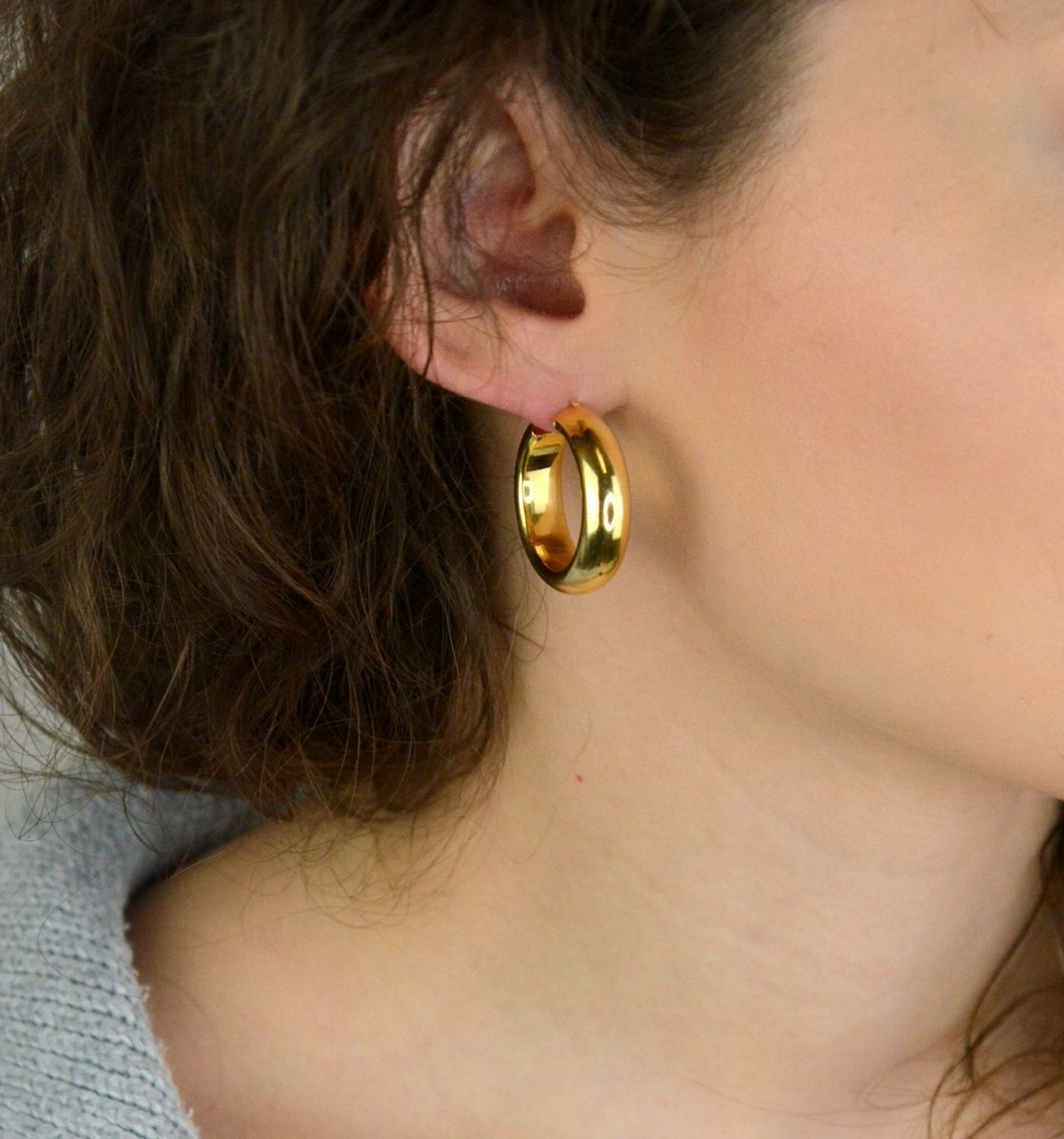 Kolczyki damskie KM2788620Z ze srebra próby 925, pozłacane, w klasycznym kształcie kół. Długość 2,8 cm, szerokość 8 mm, zapięcie na kreol – elegancka i wyrazista biżuteria.1.jpg