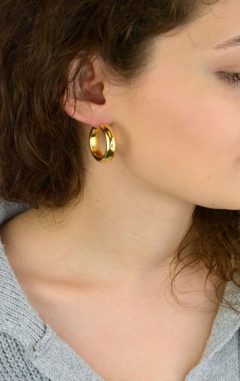 Kolczyki damskie KM2788620Z ze srebra próby 925, pozłacane, w klasycznym kształcie kół. Długość 2,8 cm, szerokość 8 mm, zapięcie na kreol – elegancka i wyrazista biżuteria.1.jpg