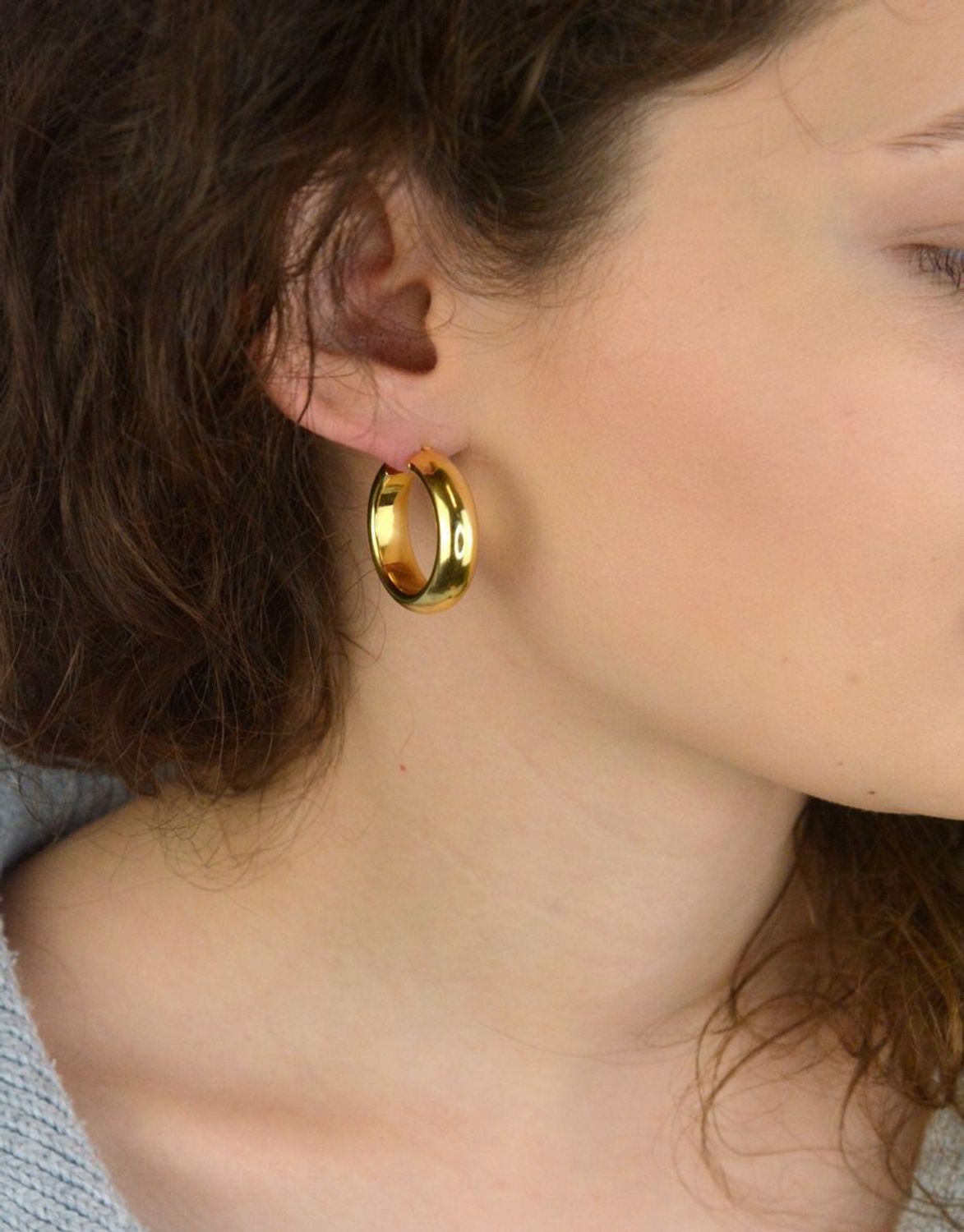 Kolczyki damskie KM2788620Z ze srebra próby 925, pozłacane, w klasycznym kształcie kół. Długość 2,8 cm, szerokość 8 mm, zapięcie na kreol – elegancka i wyrazista biżuteria.1.jpg