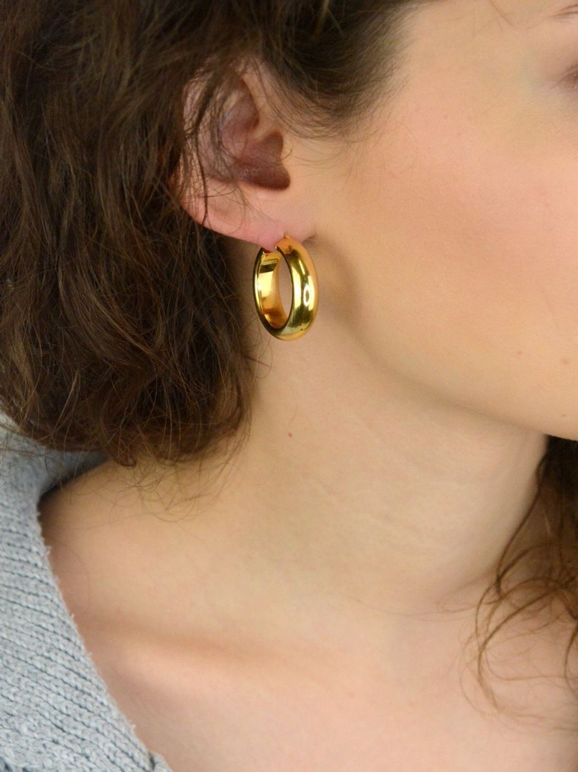 Kolczyki damskie KM2788620Z ze srebra próby 925, pozłacane, w klasycznym kształcie kół. Długość 2,8 cm, szerokość 8 mm, zapięcie na kreol – elegancka i wyrazista biżuteria.1.jpg