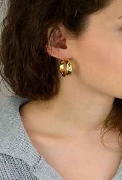 Kolczyki damskie KM2788620Z ze srebra próby 925, pozłacane, w klasycznym kształcie kół. Długość 2,8 cm, szerokość 8 mm, zapięcie na kreol – elegancka i wyrazista biżuteria (1).JPG