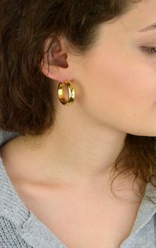 Kolczyki damskie KM2788620Z ze srebra próby 925, pozłacane, w klasycznym kształcie kół. Długość 2,8 cm, szerokość 8 mm, zapięcie na kreol – elegancka i wyrazista biżuteria (3).JPG