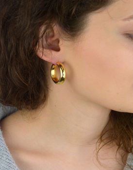 Kolczyki damskie KM2788620Z ze srebra próby 925, pozłacane, w klasycznym kształcie kół. Długość 2,8 cm, szerokość 8 mm, zapięcie na kreol – elegancka i wyrazista biżuteria (4).JPG