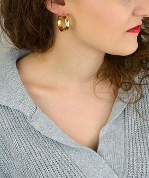 Kolczyki damskie KM2788620Z ze srebra próby 925, pozłacane, w klasycznym kształcie kół. Długość 2,8 cm, szerokość 8 mm, zapięcie na kreol – elegancka i wyrazista biżuteria (5).JPG