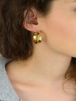 Kolczyki damskie KM2788620Z ze srebra próby 925, pozłacane, w klasycznym kształcie kół. Długość 2,8 cm, szerokość 8 mm, zapięcie na kreol – elegancka i wyrazista biżuteria (6).JPG