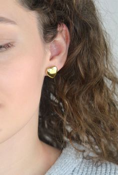 Kolczyki damskie KM28328Z ze srebra próby 925, pozłacane, w kształcie gładkich serc. Wielkość 1,3 cm x 1,5 cm, zapięcie na sztyft – elegancka i romantyczna biżuteria (2).JPG