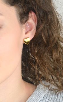 Kolczyki damskie KM28328Z ze srebra próby 925, pozłacane, w kształcie gładkich serc. Wielkość 1,3 cm x 1,5 cm, zapięcie na sztyft – elegancka i romantyczna biżuteria (3).JPG