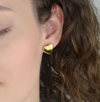 Kolczyki damskie KM28328Z ze srebra próby 925, pozłacane, w kształcie gładkich serc. Wielkość 1,3 cm x 1,5 cm, zapięcie na sztyft – elegancka i romantyczna biżuteria (4).JPG