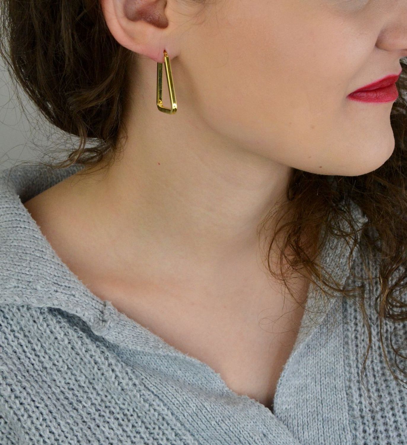 Kolczyki damskie KM28344-2Z ze srebra próby 925, pozłacane, w nowoczesnym geometrycznym kształcie trójkątów. Długość 3,0 cm, szerokość 2 mm, zapięcie kreol zatrzaskowe – elegancka biżuteria.1.jpg