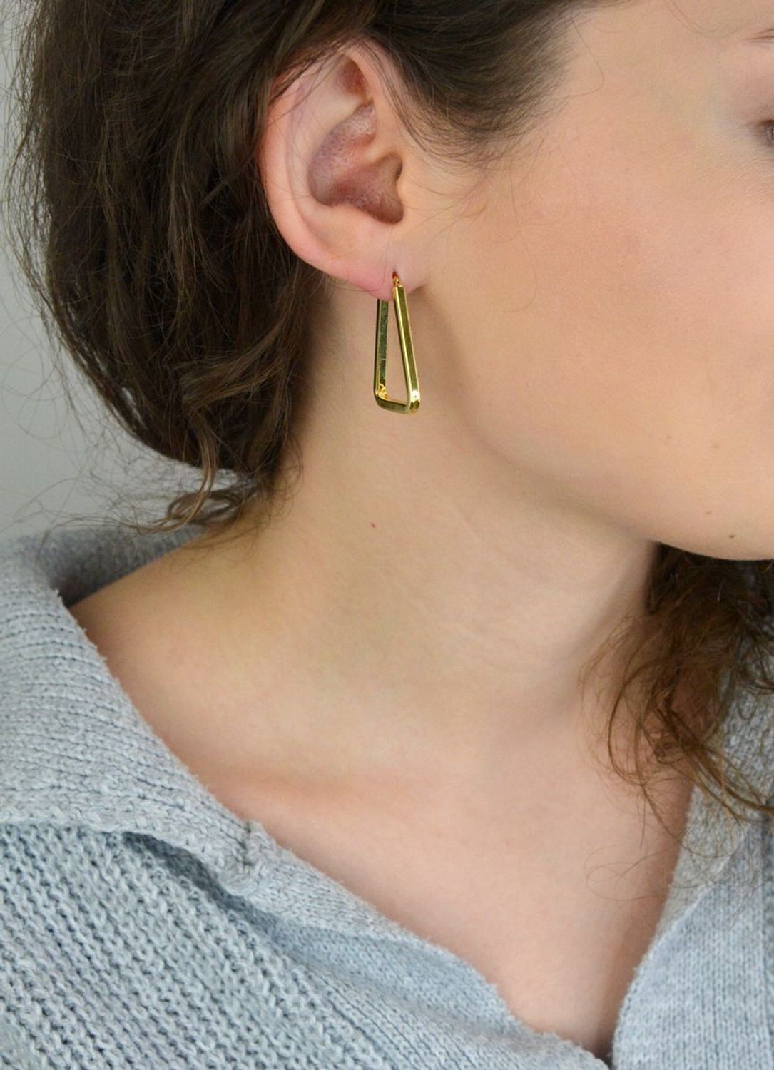 Kolczyki damskie KM28344-2Z ze srebra próby 925, pozłacane, w nowoczesnym geometrycznym kształcie trójkątów. Długość 3,0 cm, szerokość 2 mm, zapięcie kreol zatrzaskowe – elegancka biżuteria.1.jpg