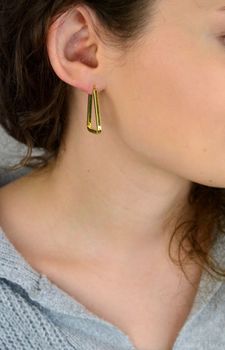 Kolczyki damskie KM28344-2Z ze srebra próby 925, pozłacane, w nowoczesnym geometrycznym kształcie trójkątów. Długość 3,0 cm, szerokość 2 mm, zapięcie kreol zatrzaskowe – elegancka biżuteria (2).JPG