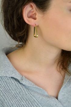 Kolczyki damskie KM28344-2Z ze srebra próby 925, pozłacane, w nowoczesnym geometrycznym kształcie trójkątów. Długość 3,0 cm, szerokość 2 mm, zapięcie kreol zatrzaskowe – elegancka biżuteria (4).JPG