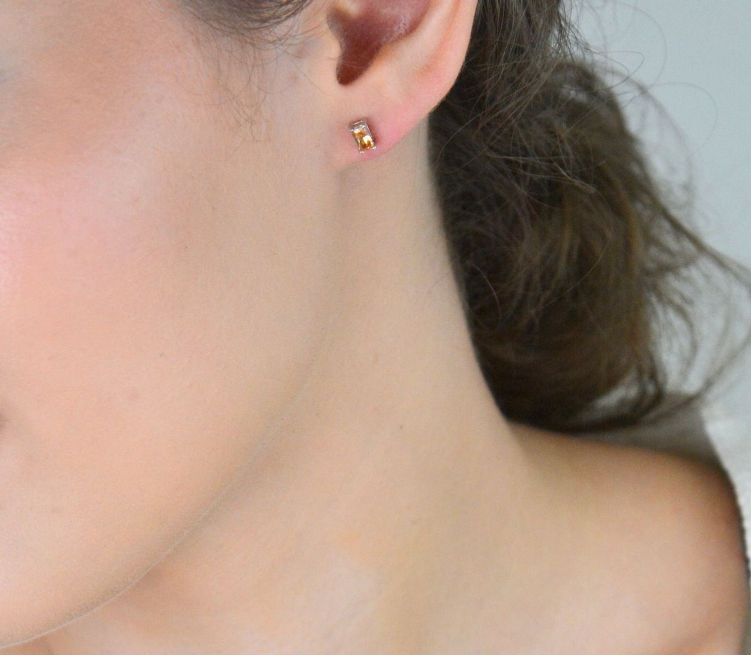 Srebrne kolczyki z prostokątnym złotym kryształem KM776 – kolczyki damskie srebro 925.jpg