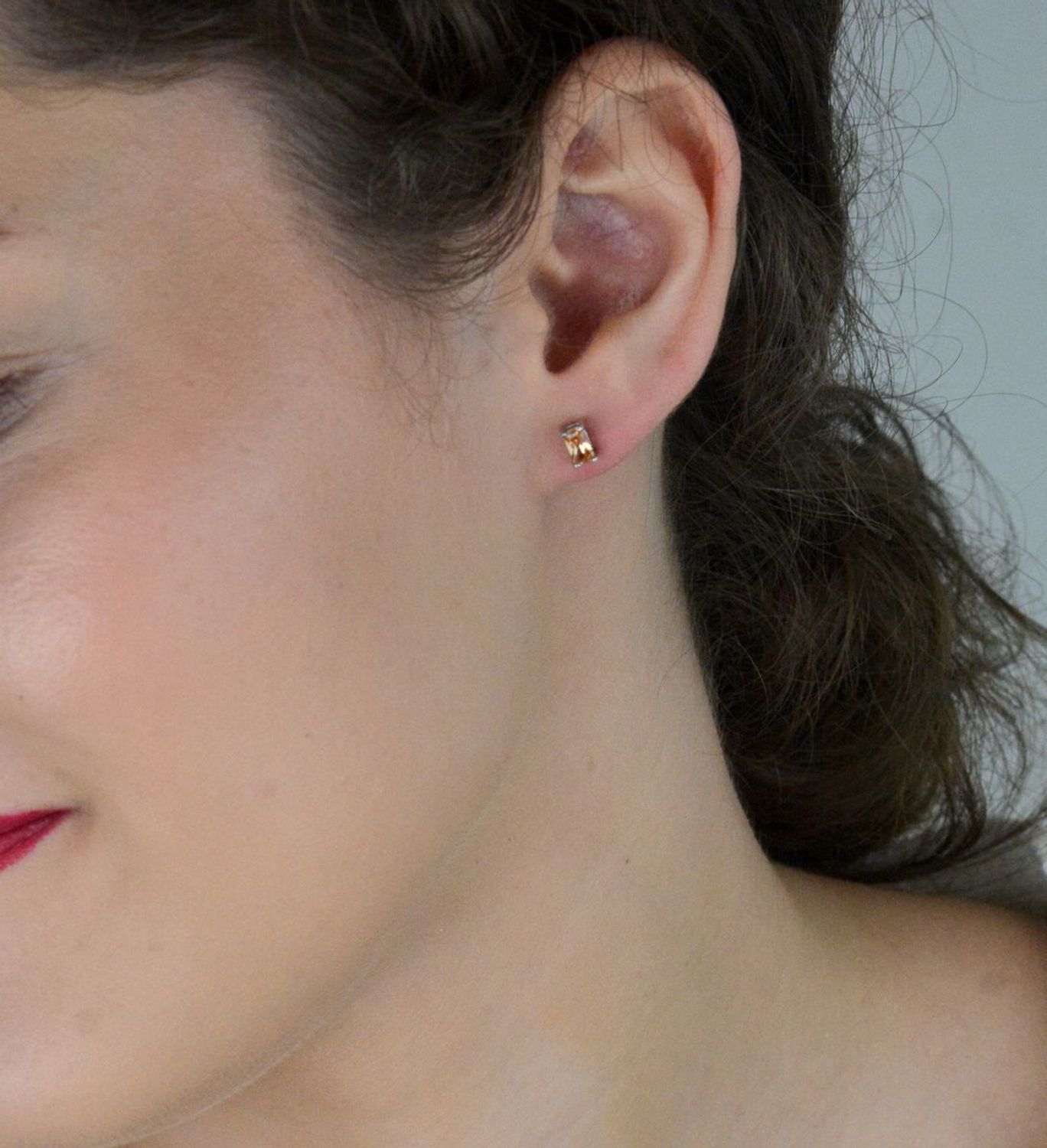 Srebrne kolczyki z prostokątnym złotym kryształem KM776 – kolczyki damskie srebro 925.jpg