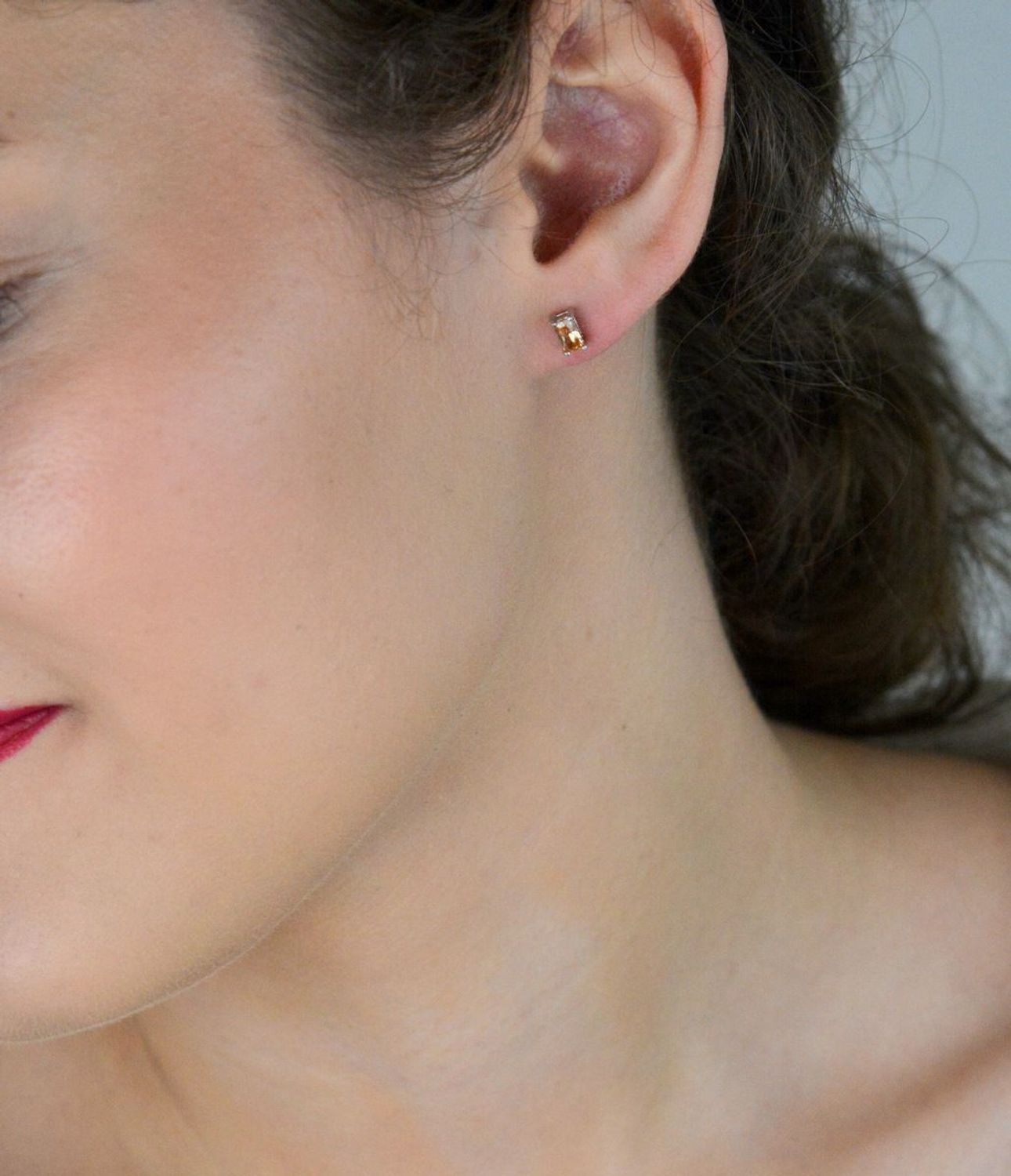 Srebrne kolczyki z prostokątnym złotym kryształem KM776 – kolczyki damskie srebro 925.jpg