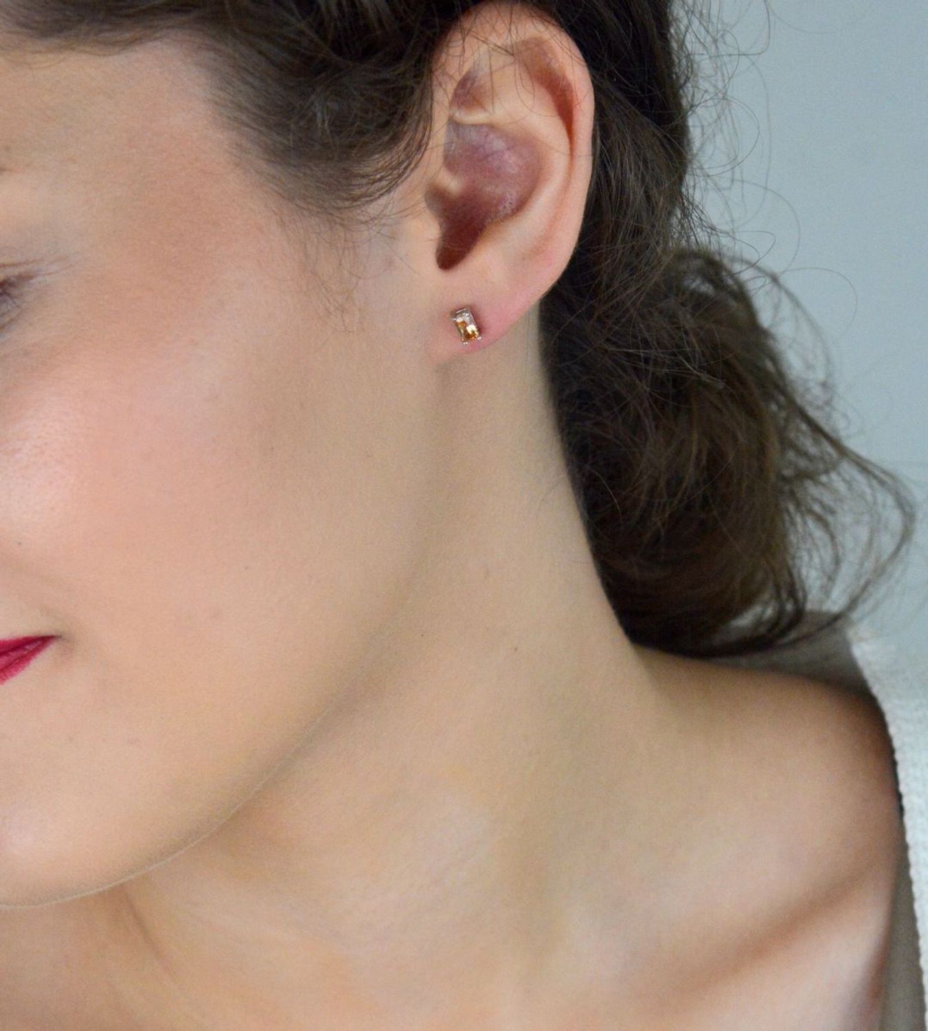 Srebrne kolczyki z prostokątnym złotym kryształem KM776 – kolczyki damskie srebro 925.jpg