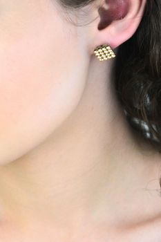 Kolczyki srebrne Swarovski Golden Shadow kwadraty 925 – 1 cm (3).jpg