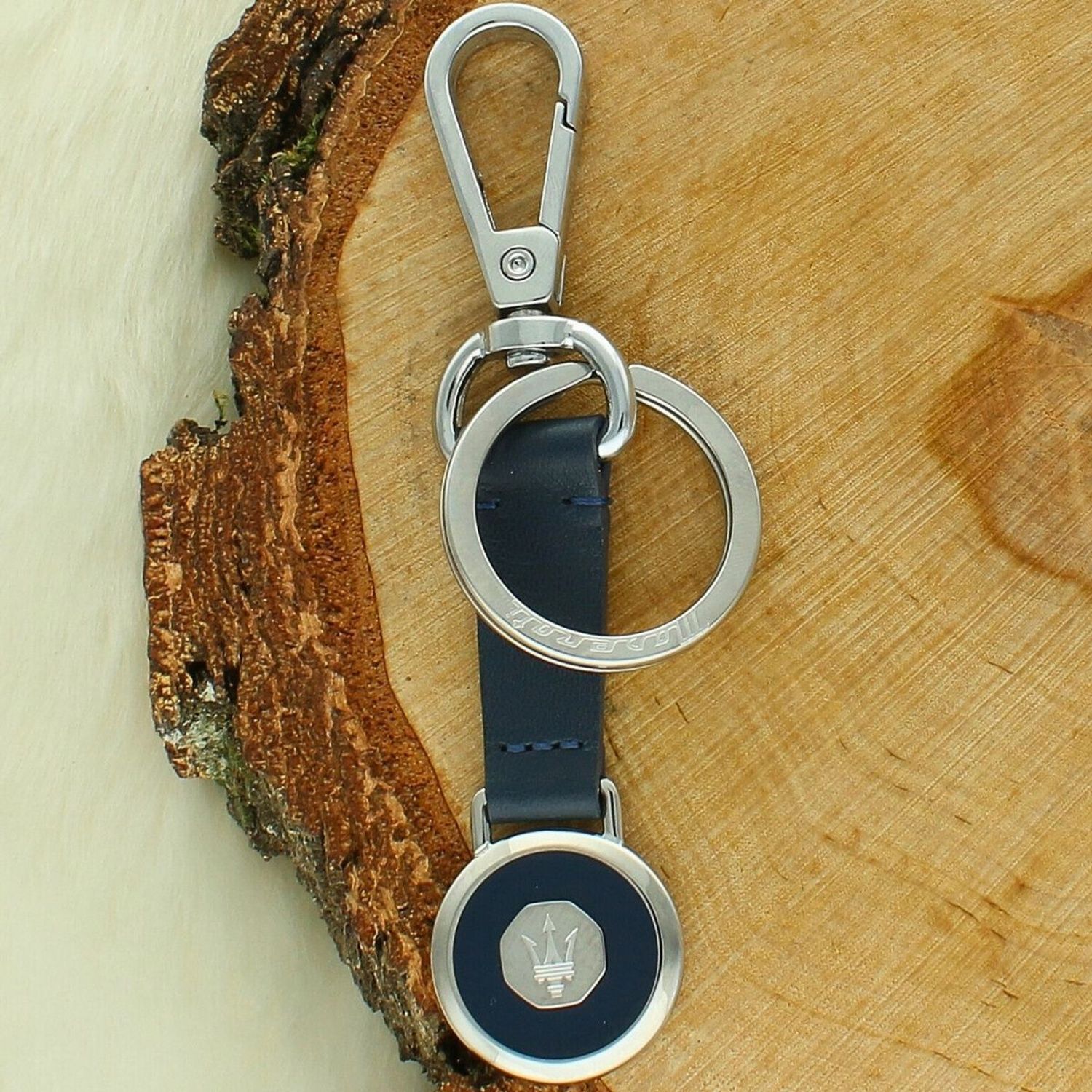 Elegancki brelok Maserati Keyring z prawdziwej skóry i niebieskiej stali 316L. Okrągła zawieszka z centralnym srebrnym trójzębem.1.jpg