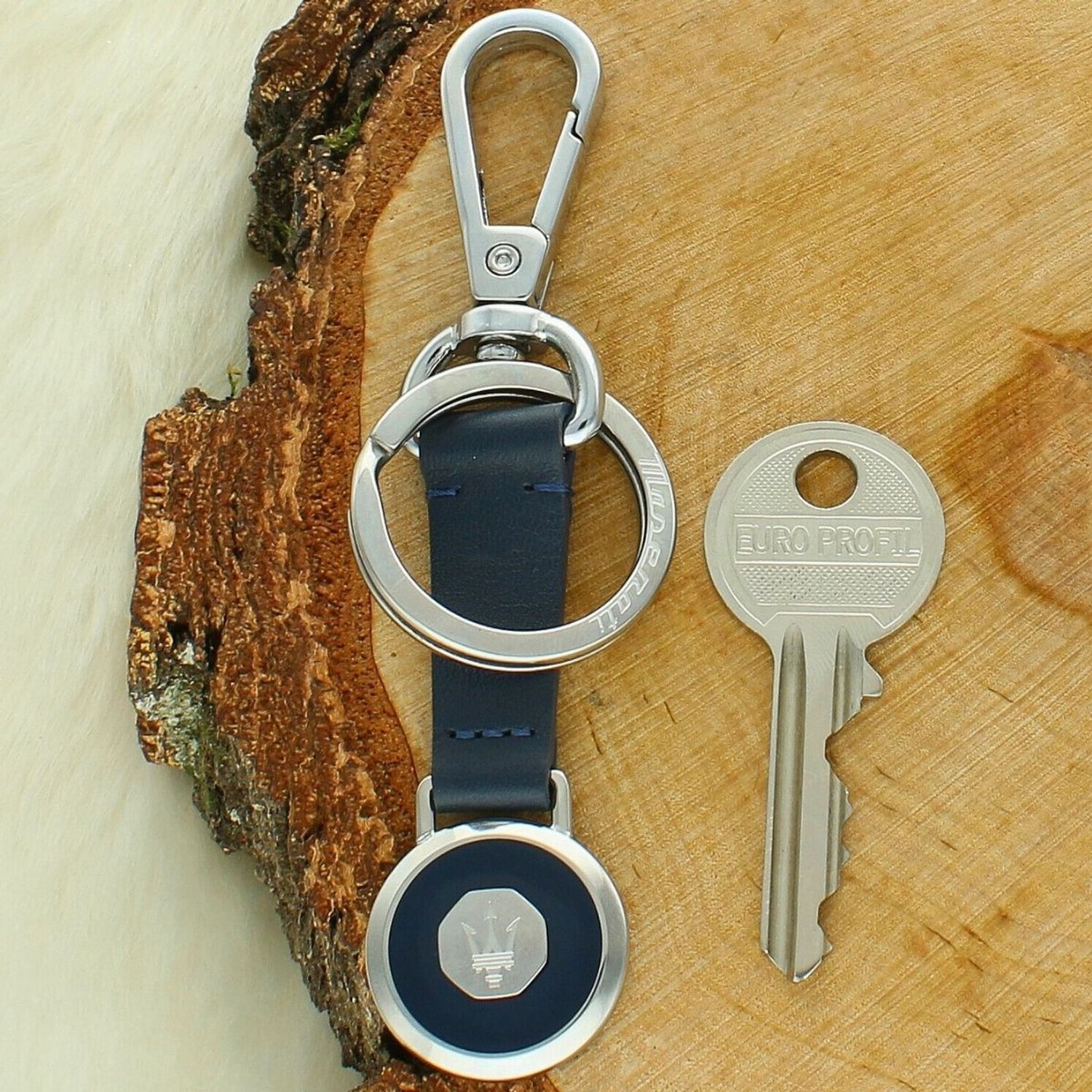 Elegancki brelok Maserati Keyring z prawdziwej skóry i niebieskiej stali 316L. Okrągła zawieszka z centralnym srebrnym trójzębem.1.jpg